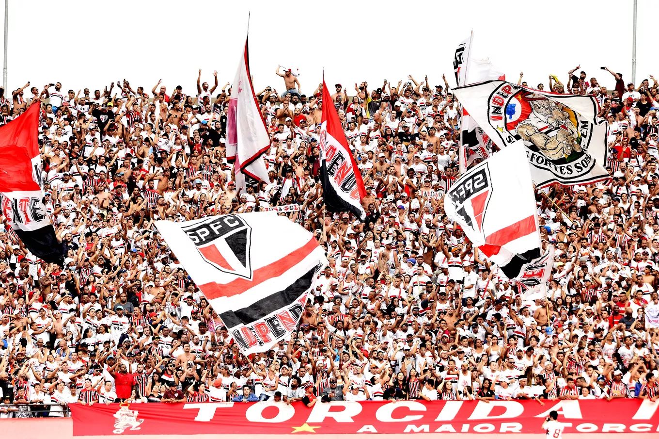 Arquibancada lotada do São Paulo FC com bandeiras das torcidas