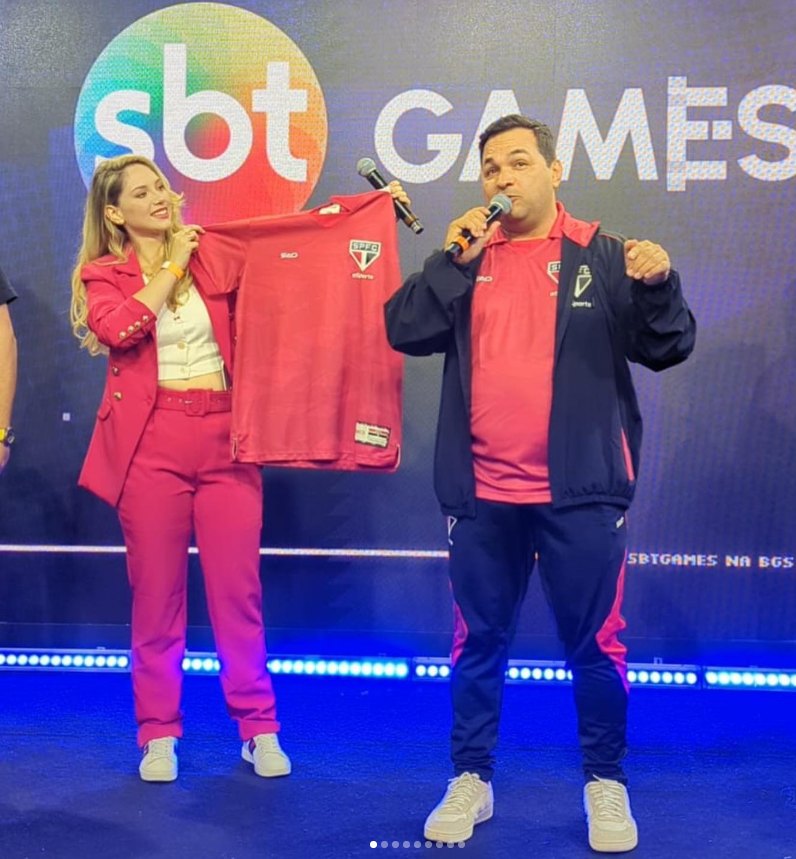 Jura no palco do SBT Games, ao microfone, na apresentação do uniforme da equipe de eSports do São Paulo FC