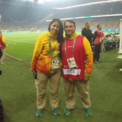 Jura credenciado à beira do gramado durante os Jogos Olímpicos de 2016 no Brasil