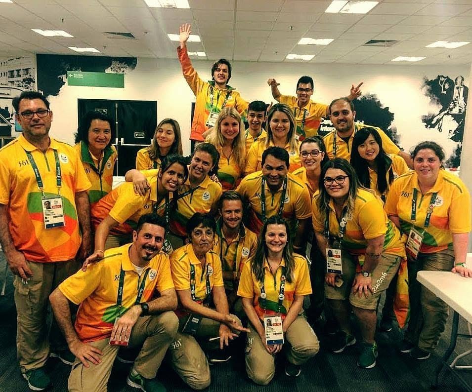 Jura com a equipe de trabalho uniformizada dos Jogos Olímpicos de 2016