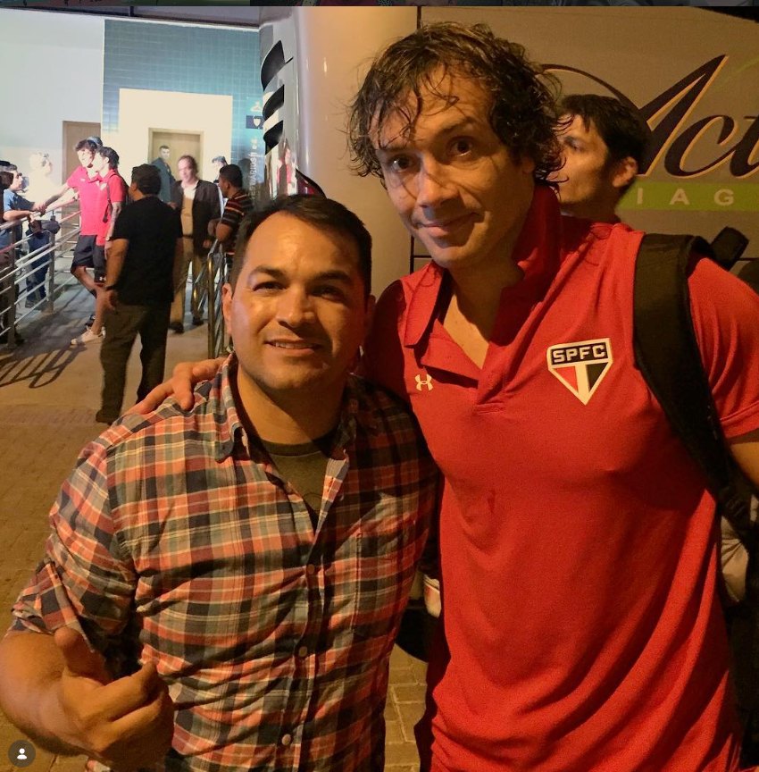 Jura ao lado de um jogador do São Paulo FC na chegada da delegação