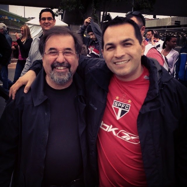 Jura de camisa do São Paulo FC abraçado a um amigo em dia de jogo