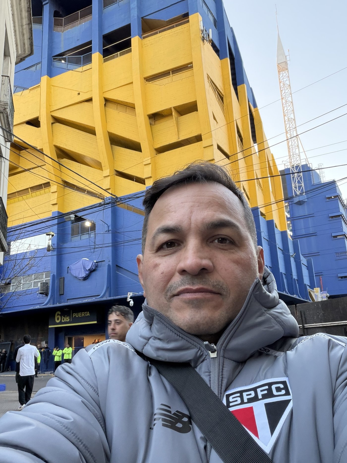 Jura com agasalho do São Paulo FC em frente ao estádio La Bombonera, em Buenos Aires
