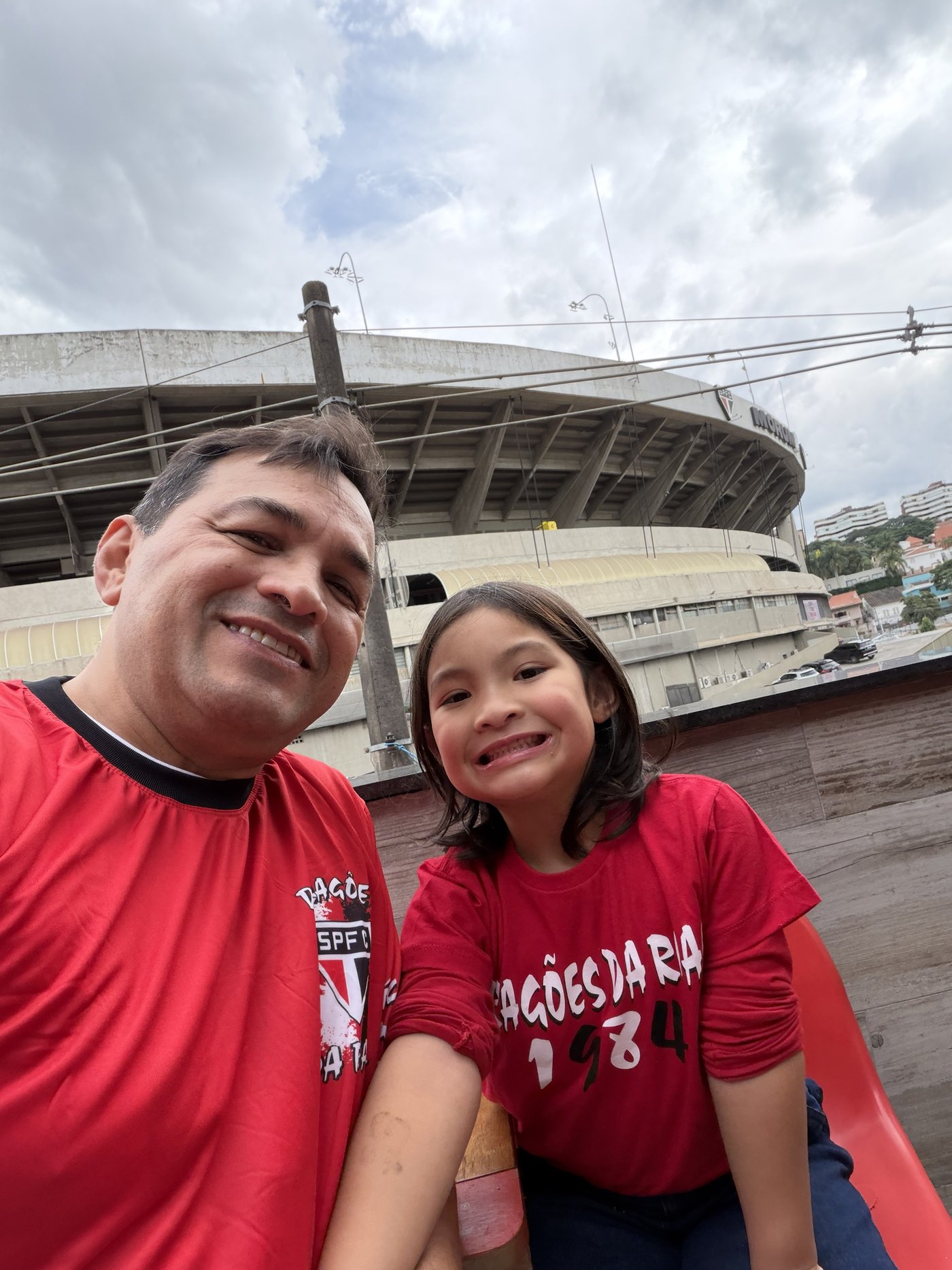 Jura e sua filha, com camisetas dos Dragões da Real, em frente ao Morumbi