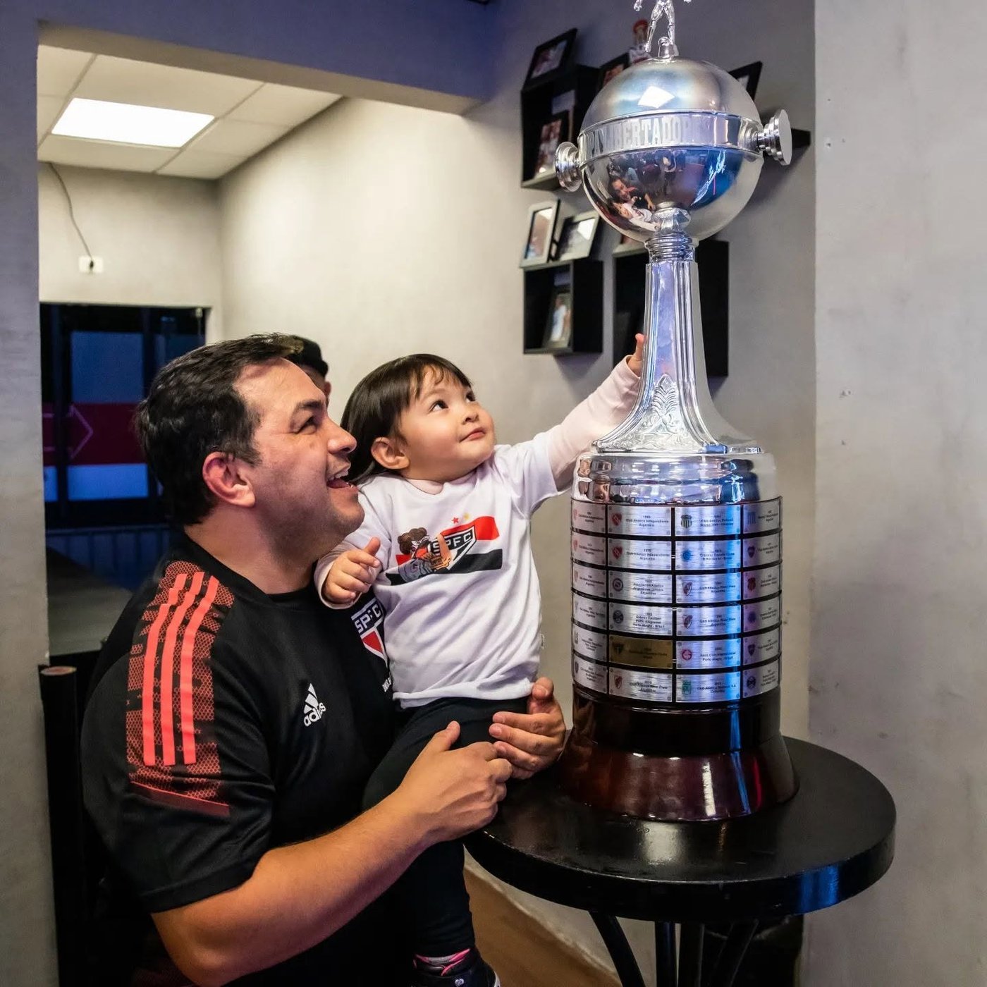 Jura com a filha no colo tocando a taça da Libertadores