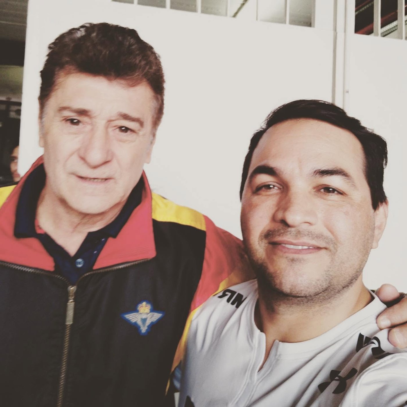 Jura ao lado de um ídolo do São Paulo FC no centro de treinamento