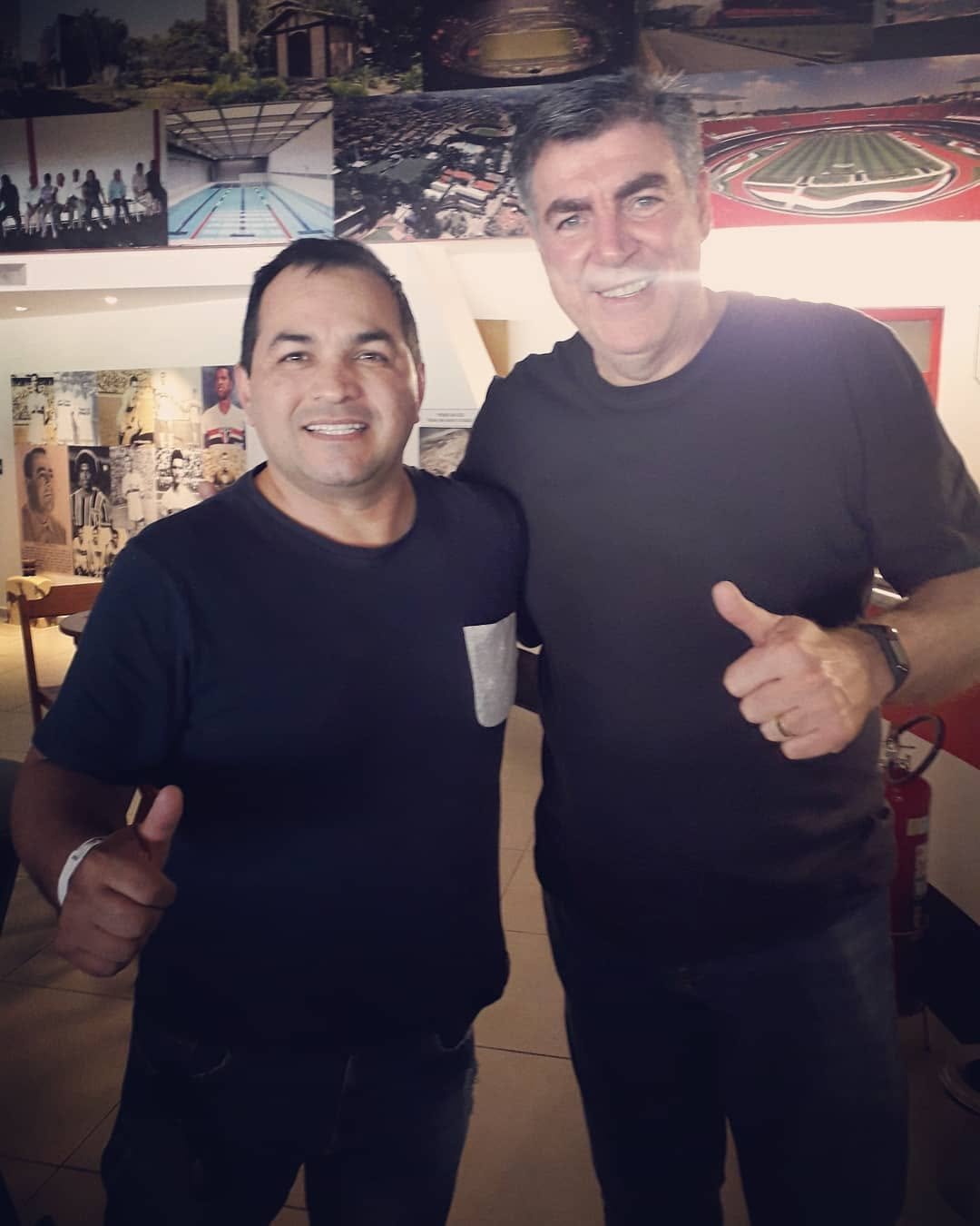 Jura ao lado de um ex-jogador do São Paulo FC na sede do clube