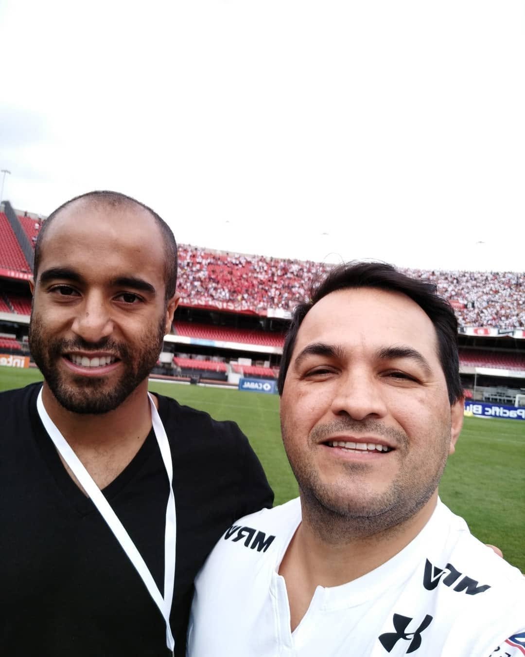 Jura ao lado de um jogador do São Paulo FC à beira do gramado do Morumbi